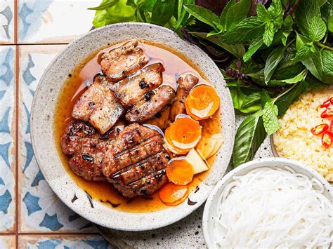  Bún Chả Hà Nội: Umami-Täyteinen Seos ja Raikas Käsittely Vietnamilaiseen Tyyliin!