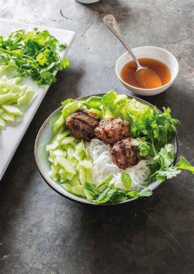  Bún Chả: Vietnamin Hue-kaupungista kotoisin oleva herkullinen ja mausteinen vermicelli-nuudelien ja grillillisen lihan yhdistelmä!