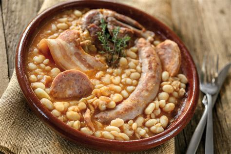  Cassoulet Toulousain - Mausteinen ja täyteläinen herkku Lounais-Ranskasta!