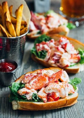  Maine Lobster Roll: A Decadent Symphony of Fresh Seafood and Buttery Brilliance!