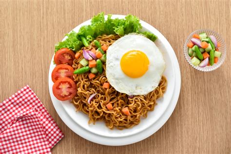  Mie Goreng - Mausteinen ja Täynnä Tekstuuria oleva Nuudeliherkku Palembangista!