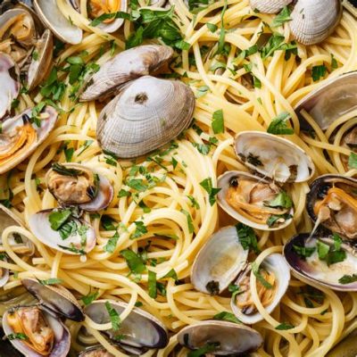  Spaghetti alle Vongole! A symphony of briny sweetness and delicate pasta.