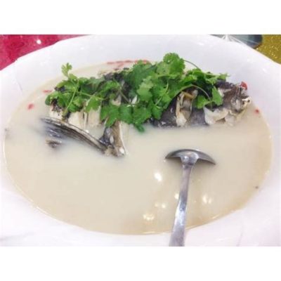  Suzhou Style Fish Head Soup: Määritetään uutta merkitystä kalalle maustamalla se delicateherneillä ja savulisella bambuhiilellä!